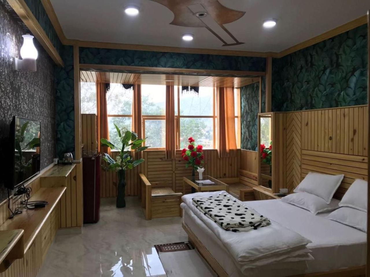 Oyo 37525 Hotel Mall Palace Pithoragarh ภายนอก รูปภาพ