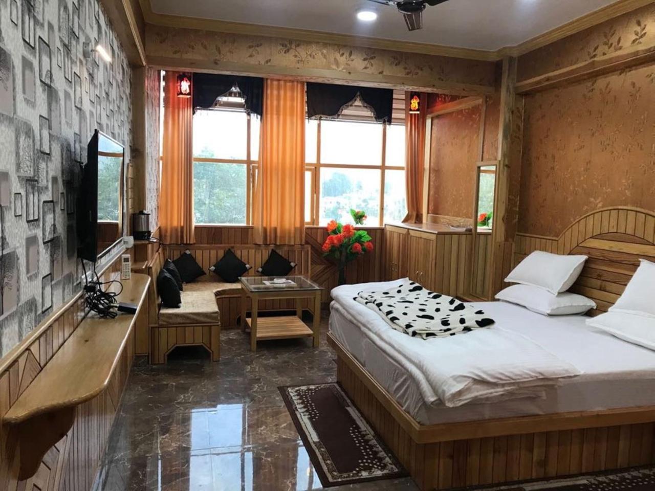 Oyo 37525 Hotel Mall Palace Pithoragarh ภายนอก รูปภาพ